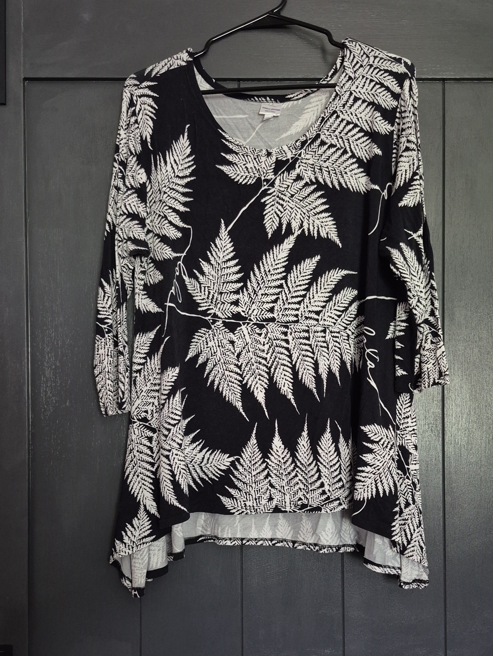 Simply Sisters Lola Black & White Fern Print Women's Tunic Top
